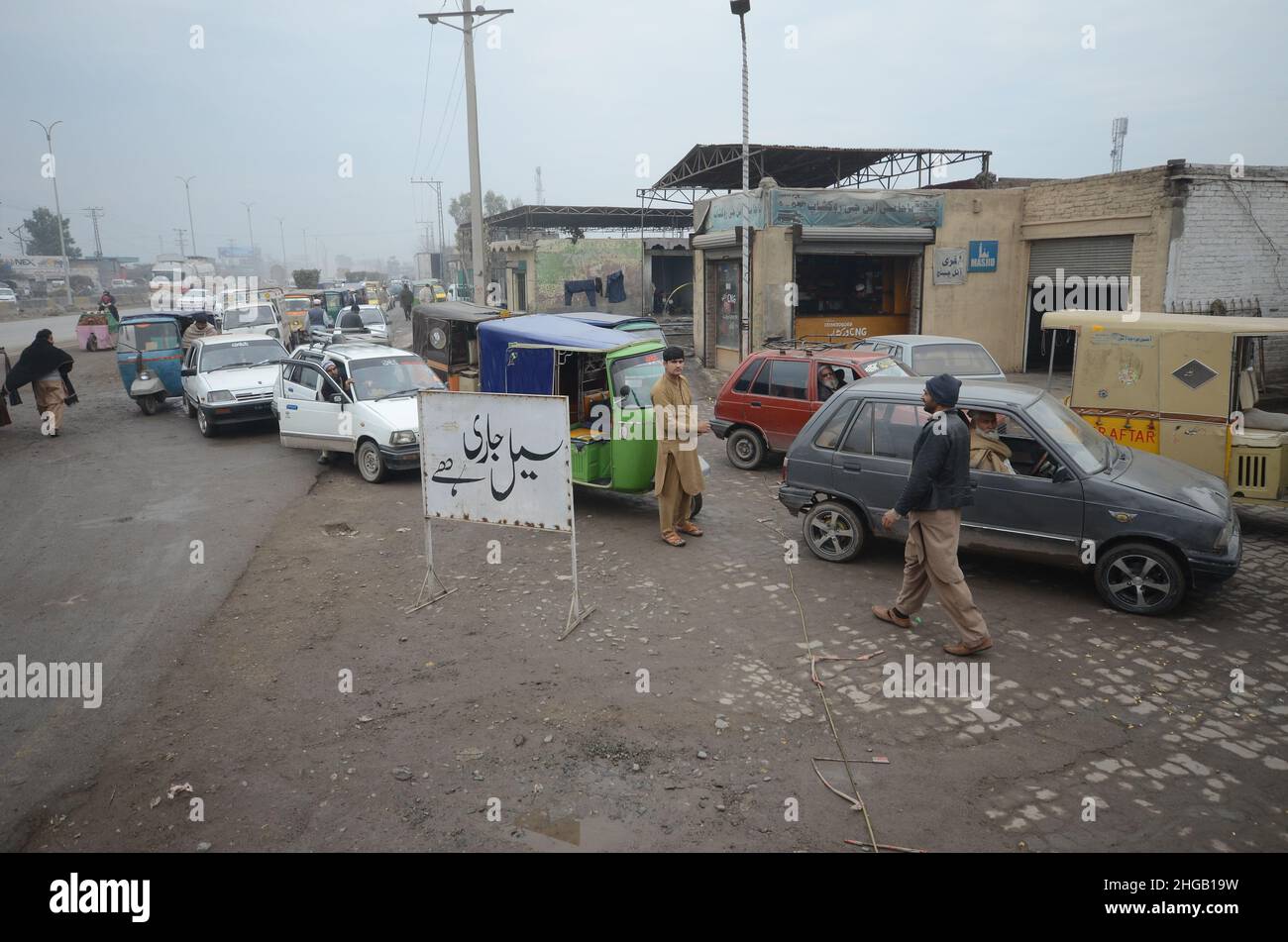 Peshawar, Pakistan. 19th Jan 2022. Un gran numero di veicoli sono in coda per riempire i serbatoi CNG come la stazione CNG chiusura in tutta la provincia, a causa di arresto della fornitura di gas alle stazioni CNG nella città di Peshawar. (Foto di Hussain Ali/Pacific Press) Credit: Pacific Press Media Production Corp./Alamy Live News Foto Stock