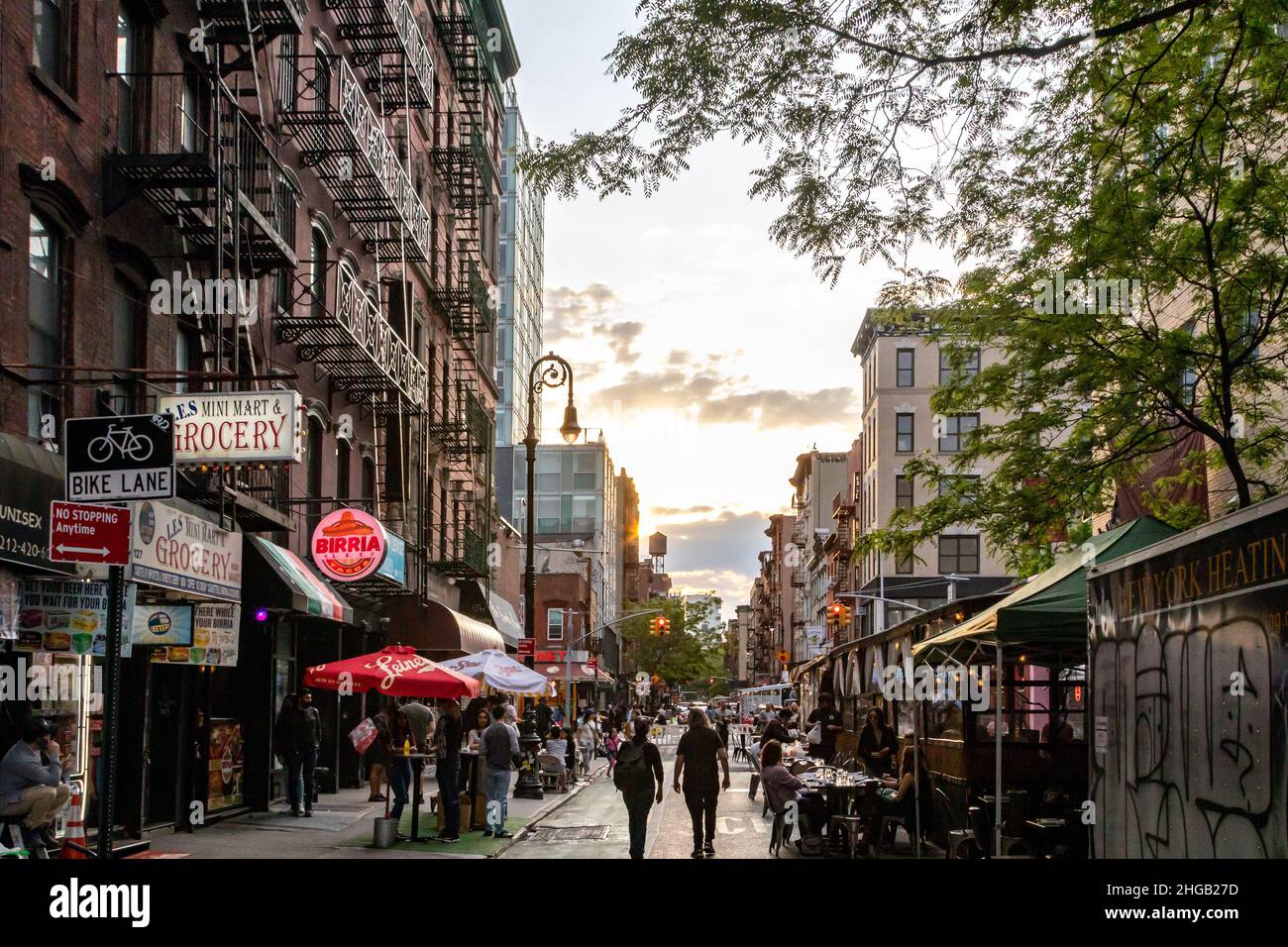 New York City - folle di persone ai bar e ristoranti all'aperto su Rivington Street nel quartiere Lower East Side di Manhattan NYC Foto Stock