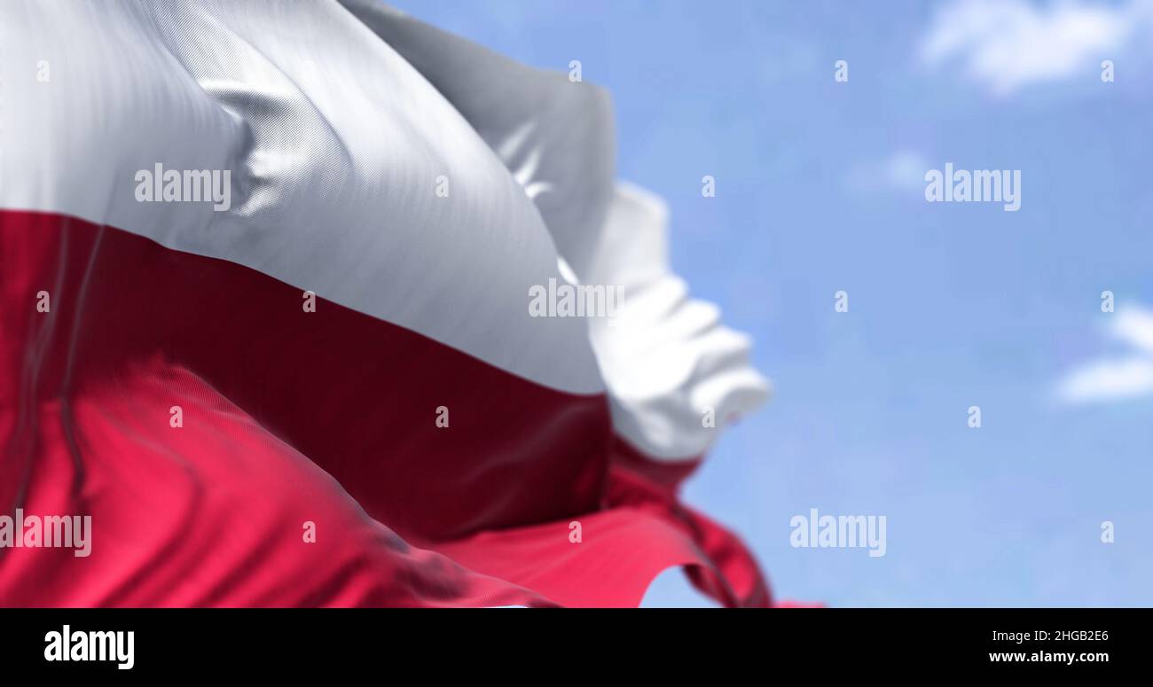 Dettaglio della bandiera nazionale della Polonia che sventola al vento in una giornata limpida. Democrazia e politica. Paese europeo. Messa a fuoco selettiva. Foto Stock