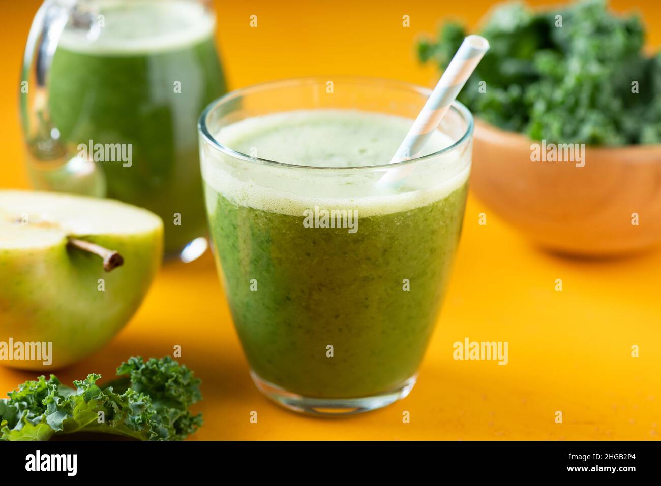 Bicchiere di frutta verde disintossicazione frullato su sfondo giallo tavolo Foto Stock