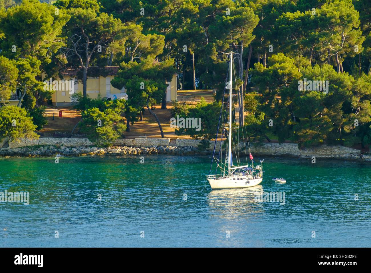 Yacht di lusso a vela nel mare Adriatico. Foto Stock