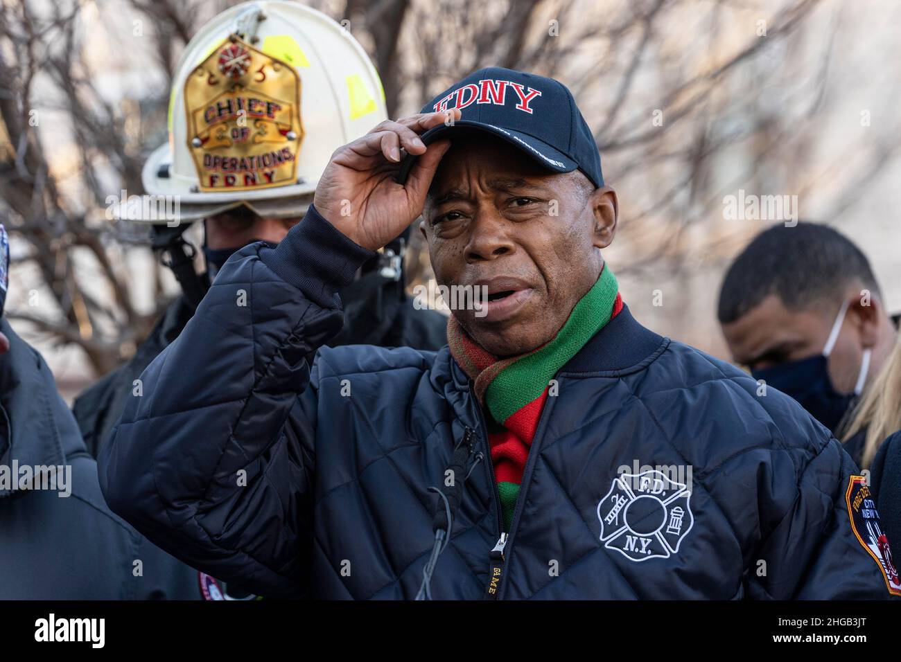 New York, New York, Stati Uniti. 18th Jan 2022. Il sindaco ERIC ADAMS parla durante un briefing stampa di fronte alle case crude colpite da 2 incendi di allarme e la possibile esplosione di gas nel Bronx a New York. Una persona è morta e altri 3 residenti sono stati feriti, così come un vigile del fuoco e 5 agenti di polizia che hanno contribuito a salvare vite umane. Come ha affermato il capo dei vigili del fuoco Hodgens, la causa dell'incendio e dell'esplosione è la perdita di gas, ma ciò deve essere confermato dai marescialli antincendio durante le indagini. Tre case a file sono state completamente distrutte e devono essere demolite, mentre altre devono essere valutate strutturalmente prima dei residenti Foto Stock