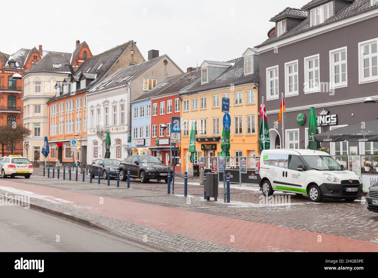Flensburg, Germania - 9 febbraio 2017: Città vecchia di Flensburg, vista sulla strada con case colorate e auto parcheggiate Foto Stock
