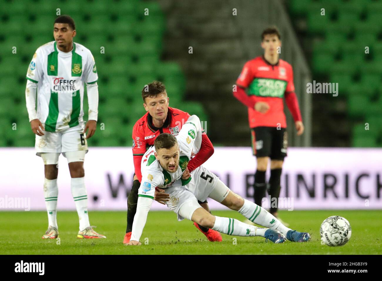 GRONINGEN, PAESI BASSI - GENNAIO 19: Mike te Wierik del FC Groningen, Mikkel Duelund del NEC durante la partita olandese TOTO KNVB Cup tra il FC Groningen e il NEC ad Euroborg il 19 Gennaio 2022 a Groningen, Paesi Bassi (Foto di Broer van den Boom/Orange Pictures) Foto Stock