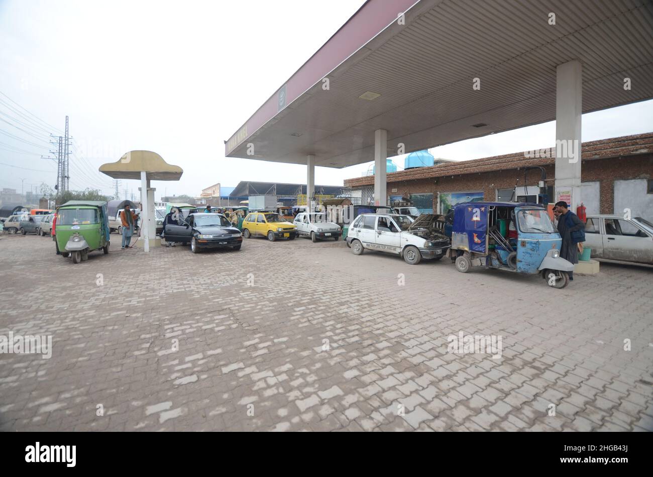 Peshawar, Khyber Pakhtunkhwa, Pakistan. 19th Jan 2022. Un gran numero di veicoli sono in coda per riempire i serbatoi CNG come la stazione CNG chiusura in tutta la provincia, a causa di arresto della fornitura di gas alle stazioni CNG nella città di Peshawar. (Credit Image: © Hussain Ali/Pacific Press via ZUMA Press Wire) Foto Stock