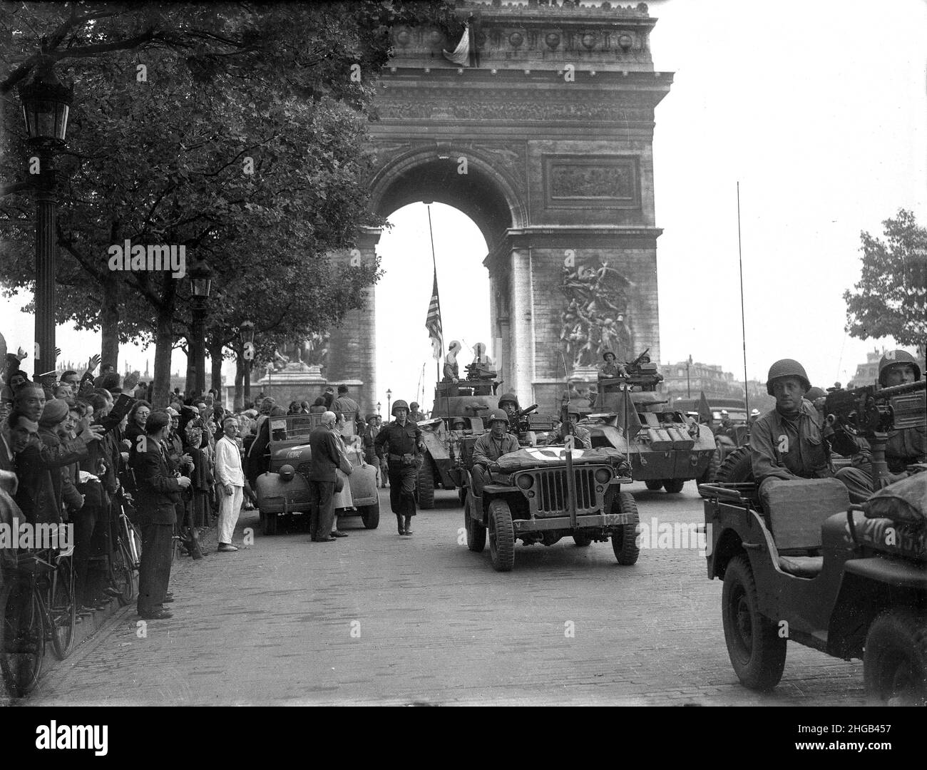 Francia seconda guerra mondiale. Soldati americani della 2a divisione corazzata che guidano attraverso l'Arco di Trionfo sugli Champs-Elysees durante la liberazione di Parigi in Francia nell'agosto 1944. World War 2 FILE PIÙ GRANDI DISPONIBILI SU RICHIESTA Foto Stock