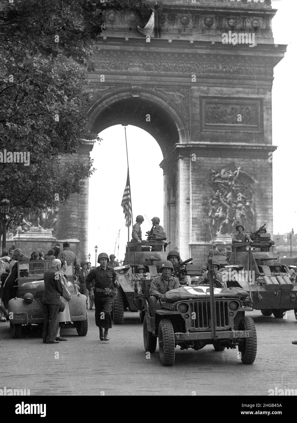 Francia seconda guerra mondiale. Soldati americani della 2a divisione corazzata che guidano attraverso l'Arco di Trionfo sugli Champs-Elysees durante la liberazione di Parigi in Francia nell'agosto 1944. World War 2 FILE PIÙ GRANDI DISPONIBILI SU RICHIESTA Foto Stock