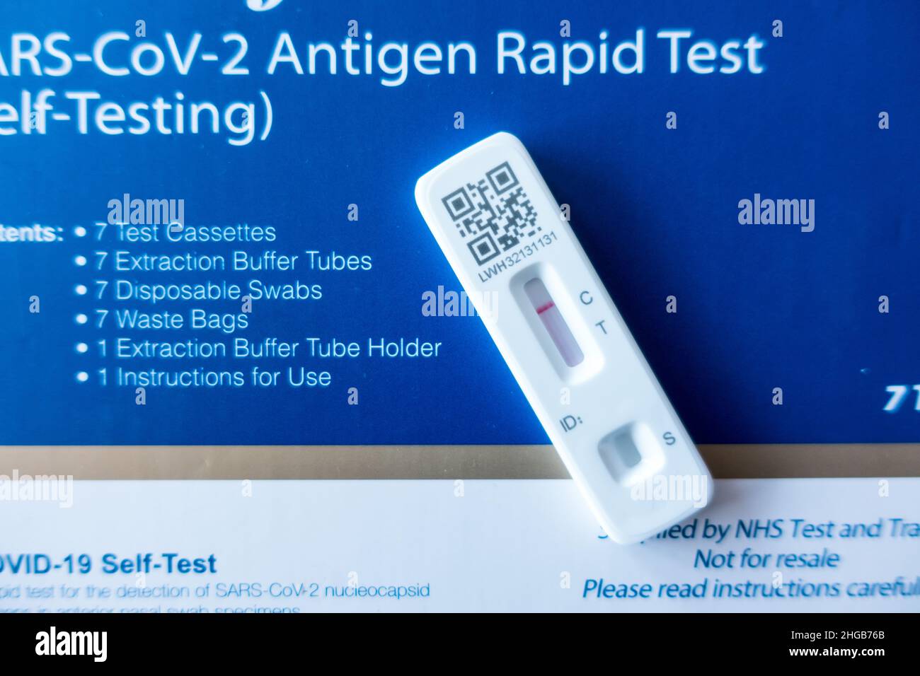 SARS Covid Antigen Test rapido noto anche come test di flusso laterale fornito dal governo britannico per test domiciliare Foto Stock