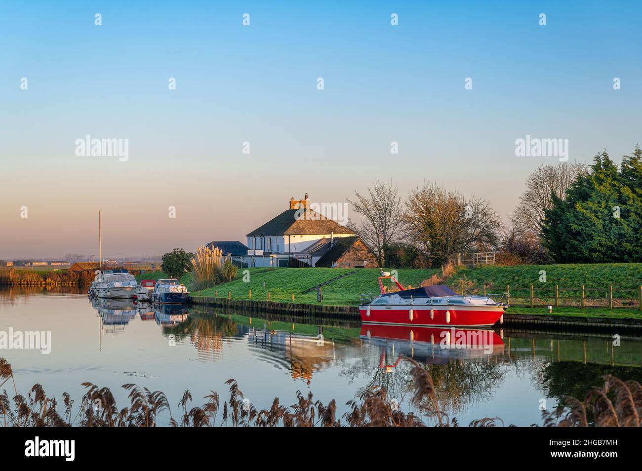 Vista del paesaggio del fiume Great Ouse con riflessi, Cambridgeshire, Regno Unito Foto Stock