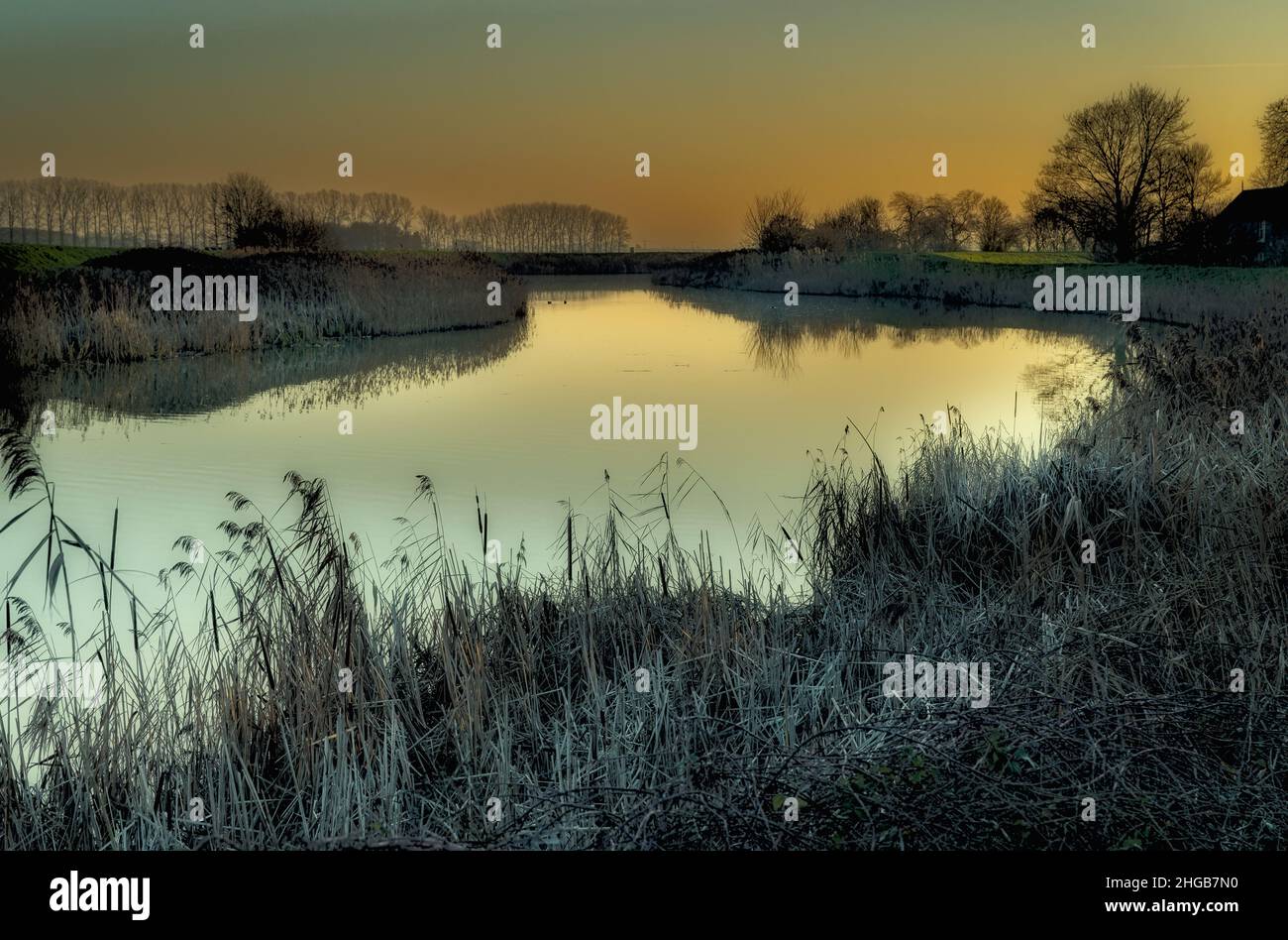 Vista del paesaggio del fiume Great Ouse con riflessi, Cambridgeshire, Regno Unito Foto Stock