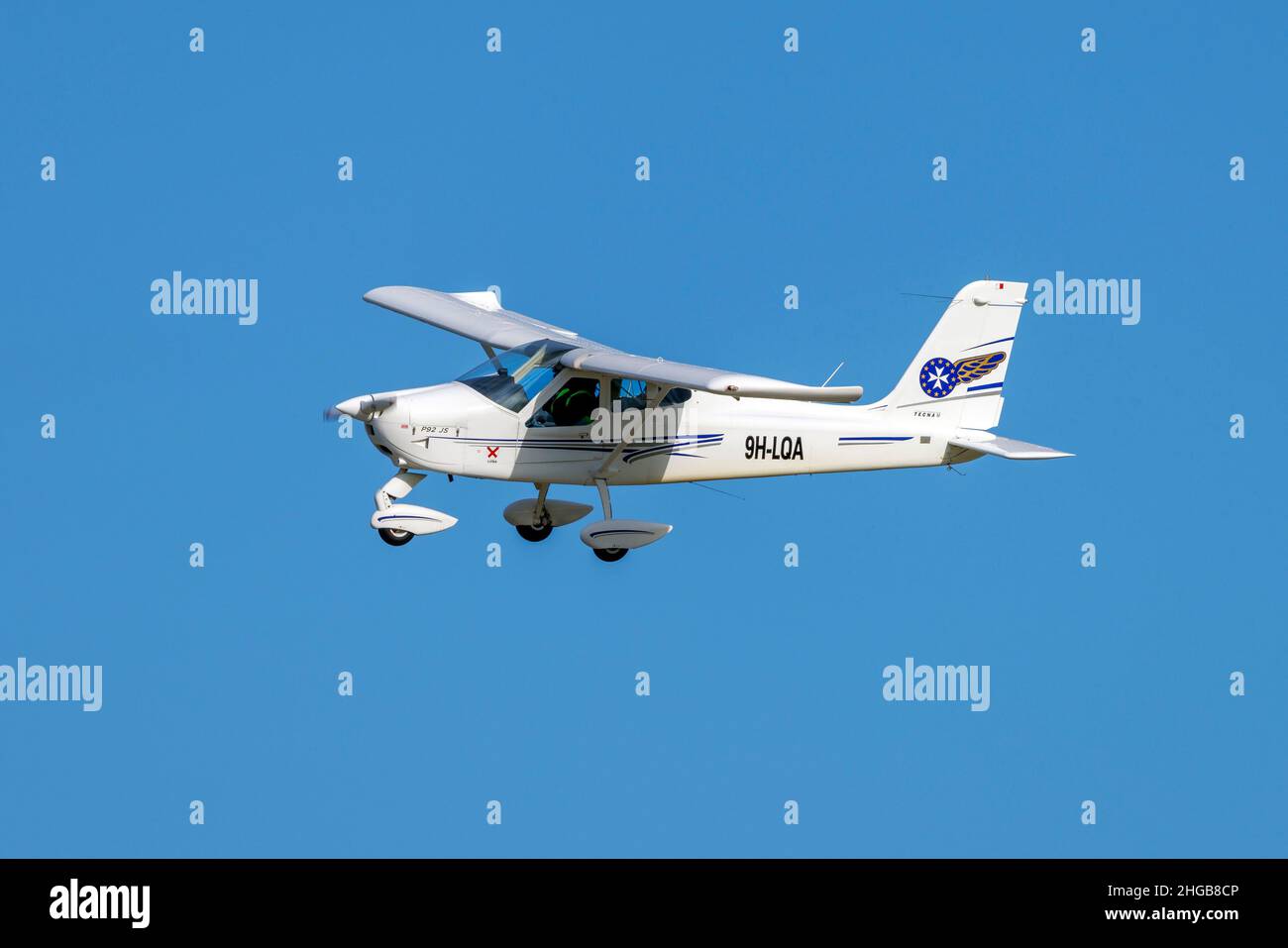 European Flight Academy Tecnam P-92JS Echo (NUOVO REG: 9h-LQA) pista di atterraggio 31. Foto Stock
