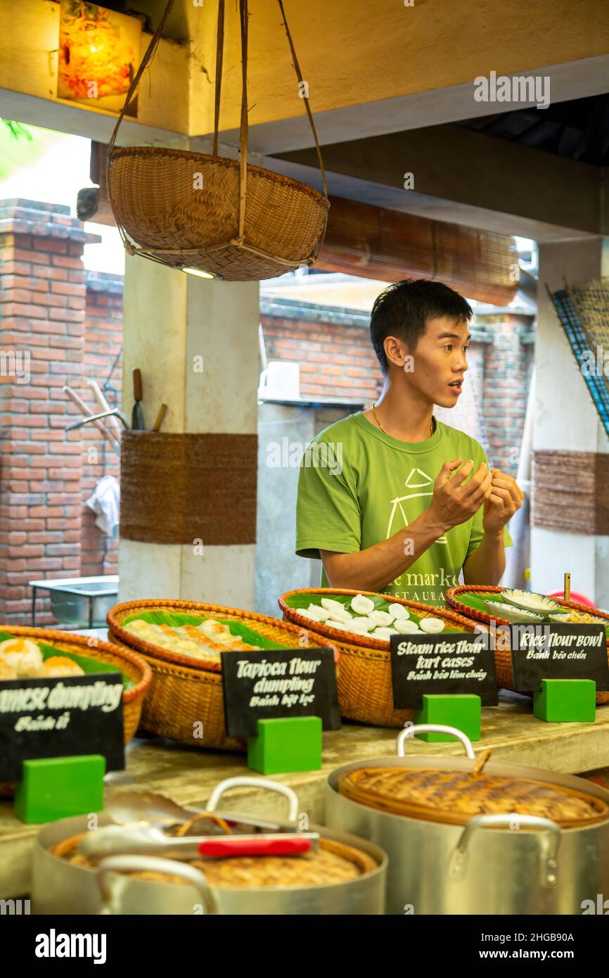 Dimostrazione di cucina in gnocchi, Miss Vy's Cooking Academy, Market Restaurant, Hoi An, Vietnam Foto Stock