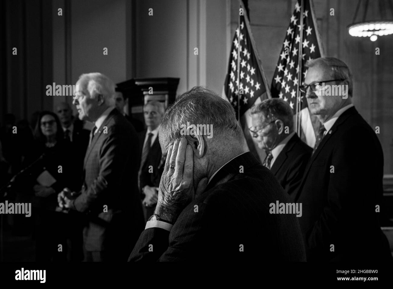 Il senatore degli Stati Uniti Kevin Cramer (repubblicano del North Dakota), a destra, guarda al senatore degli Stati Uniti Jim Risch (repubblicano dell'Idaho), centro, Mentre pulisce il suo volto come membri del GOP del Comitato del Senato per i servizi Armed e del Comitato del Senato per le relazioni estere offrono osservazioni sulla situazione attuale tra la Russia e l'Ucraina, nel Russell Senate Office Building a Washington, DC, Mercoledì, Gennaio 19, 2022. Credito: Rod Lammey/CNP Foto Stock