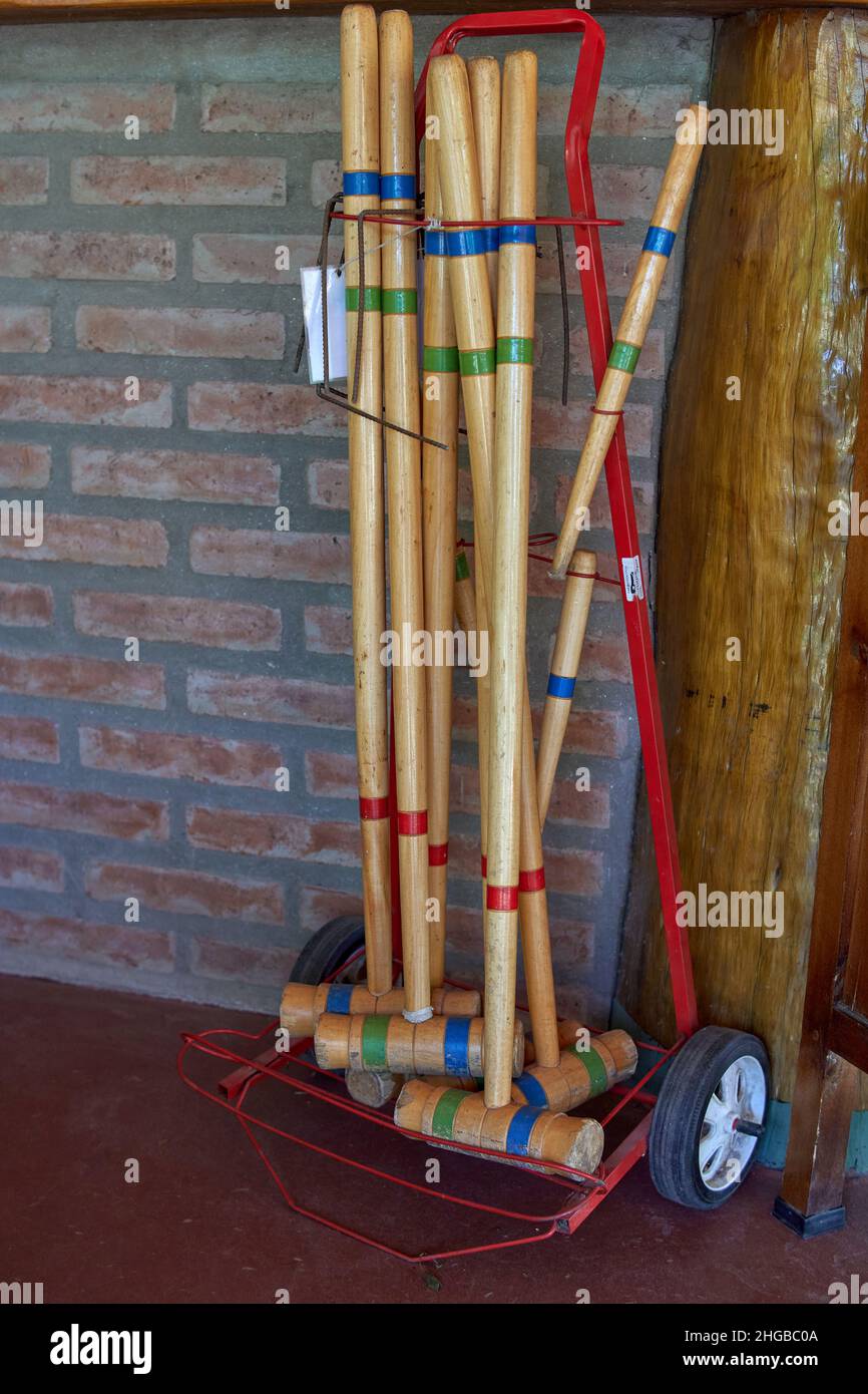 croquet in legno con clubs. Estate giochi retrò in vacanza in Argentina. Verticale Foto Stock