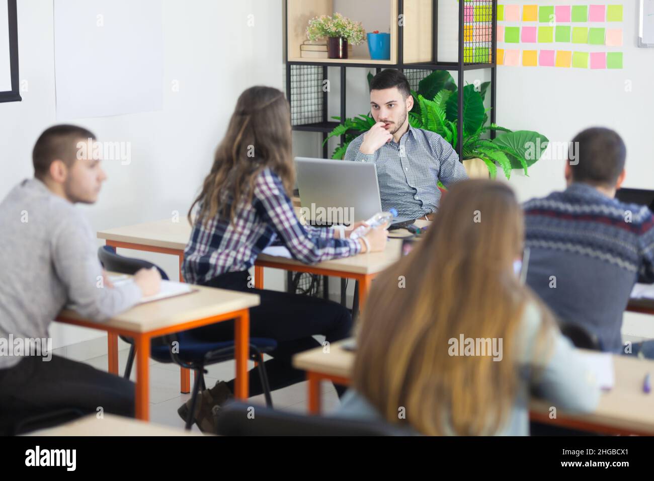 professore che parla con gli studenti in un'aula moderna Foto Stock