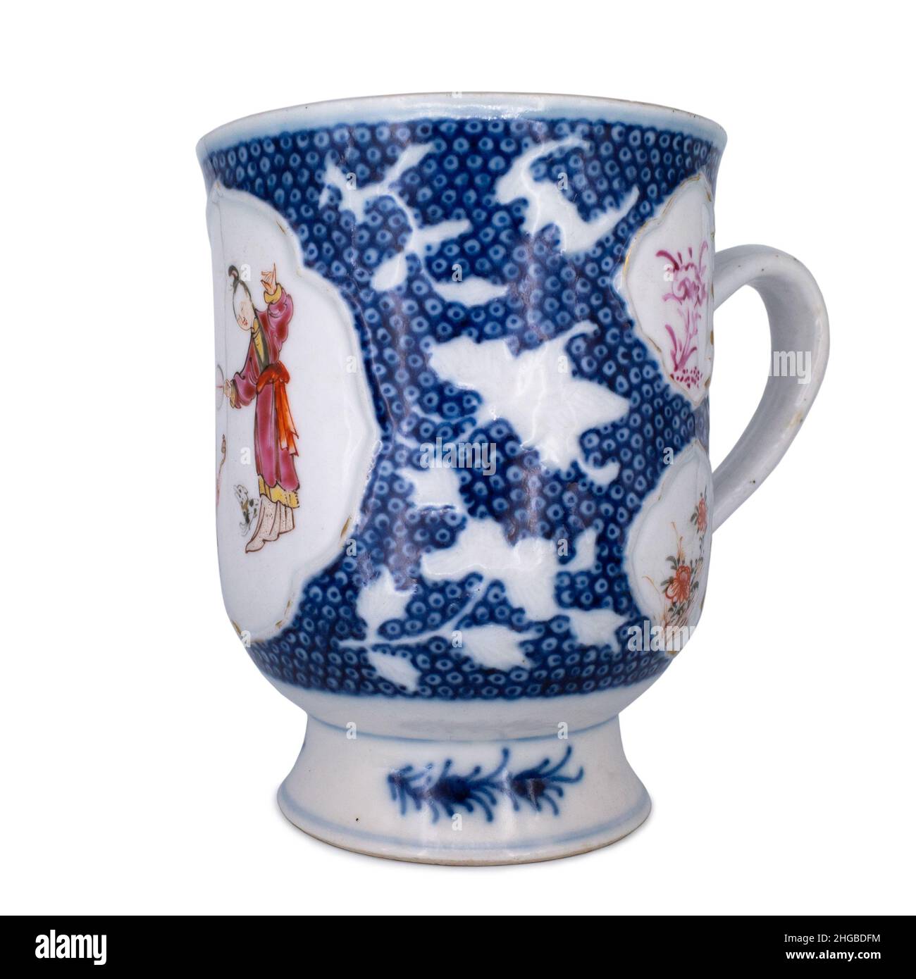 Antico Mug cinese di porcellana Famille Rose Export stampato rilievo. Periodo Qianlong o Jiaqing Foto Stock