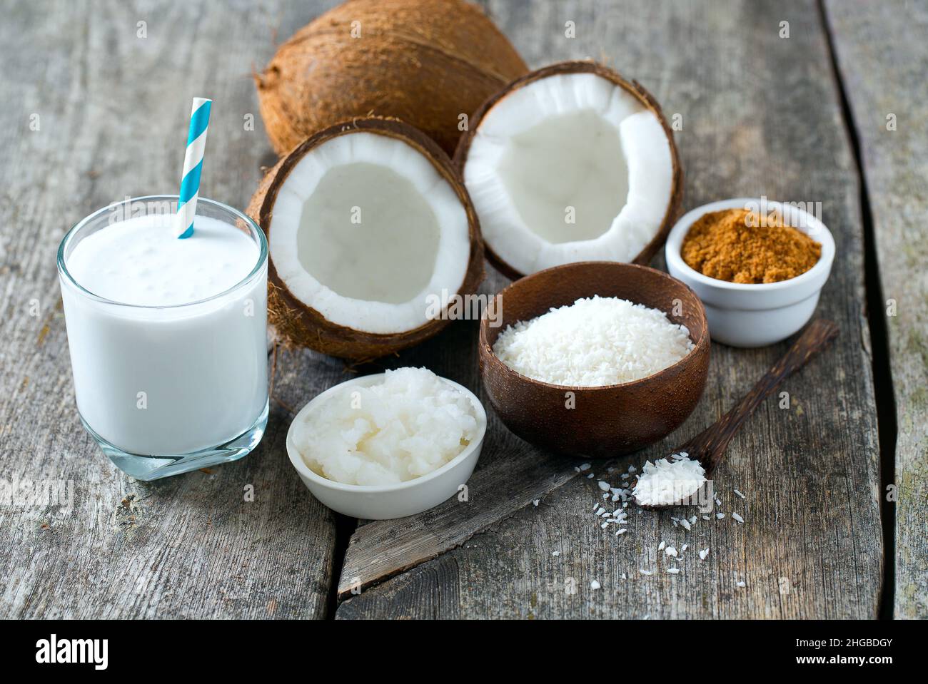 Lo zucchero di cocco, latte e olio sulla superficie di legno Foto Stock