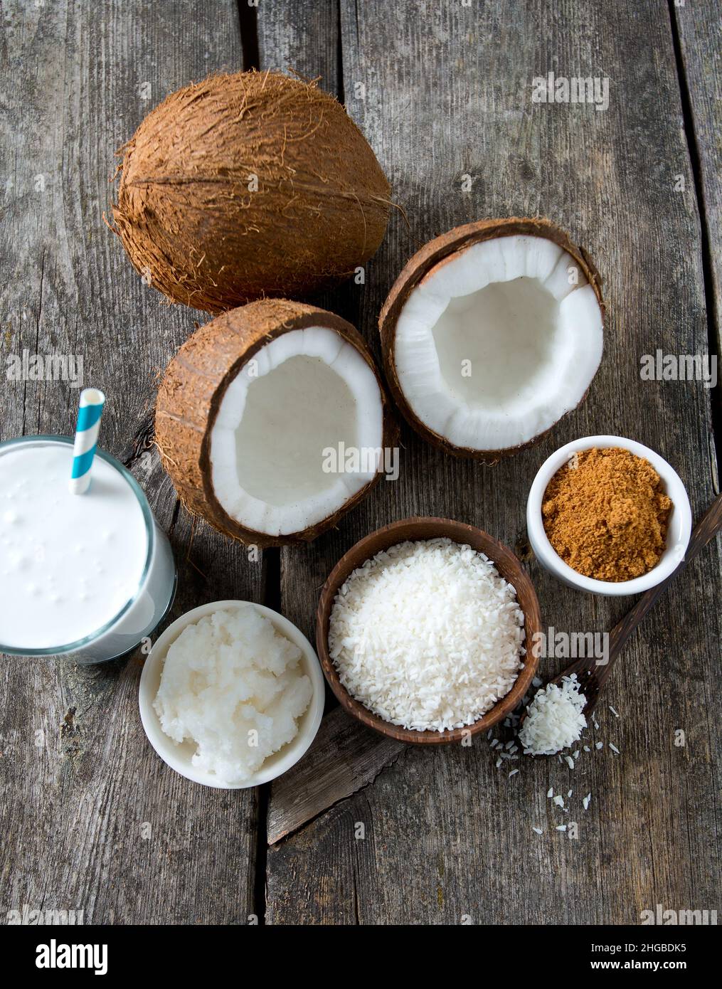 Lo zucchero di cocco, latte e olio sulla superficie di legno Foto Stock