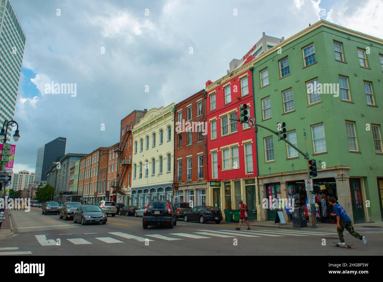 Edifici commerciali storici su N Peters Street a Bienville Street nel quartiere francese a New Orleans, Louisiana LA, USA. Foto Stock