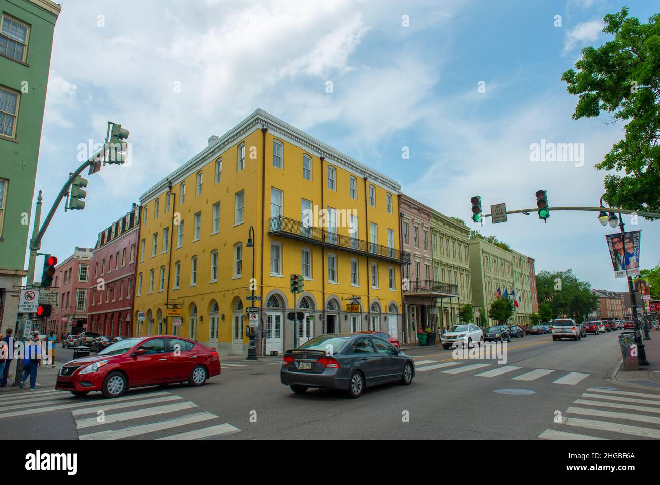 Edifici commerciali storici su N Peters Street a Bienville Street nel quartiere francese a New Orleans, Louisiana LA, USA. Foto Stock