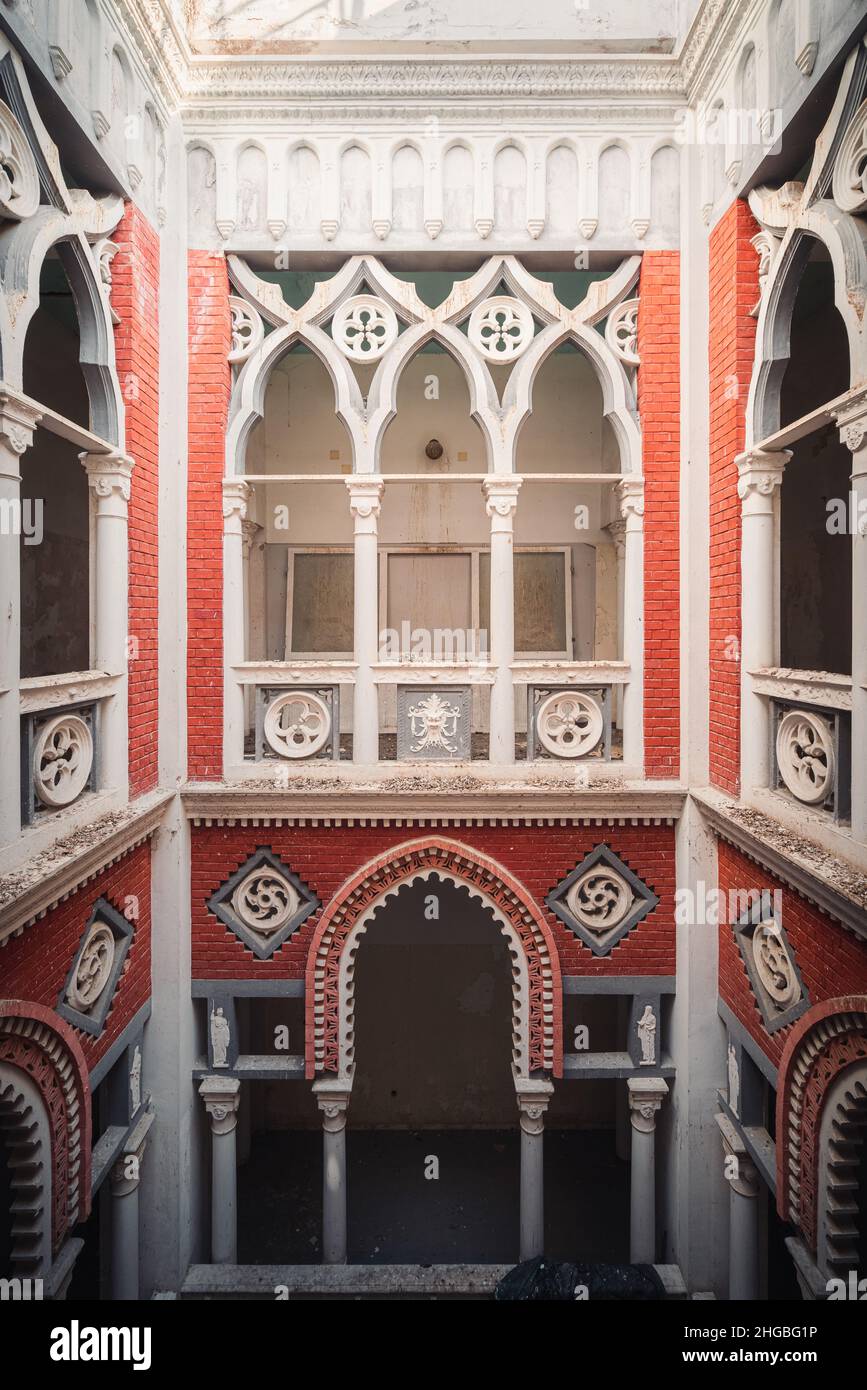 Hotel abbandonato ed ex italiano in stile Liberty in decadimento Foto Stock