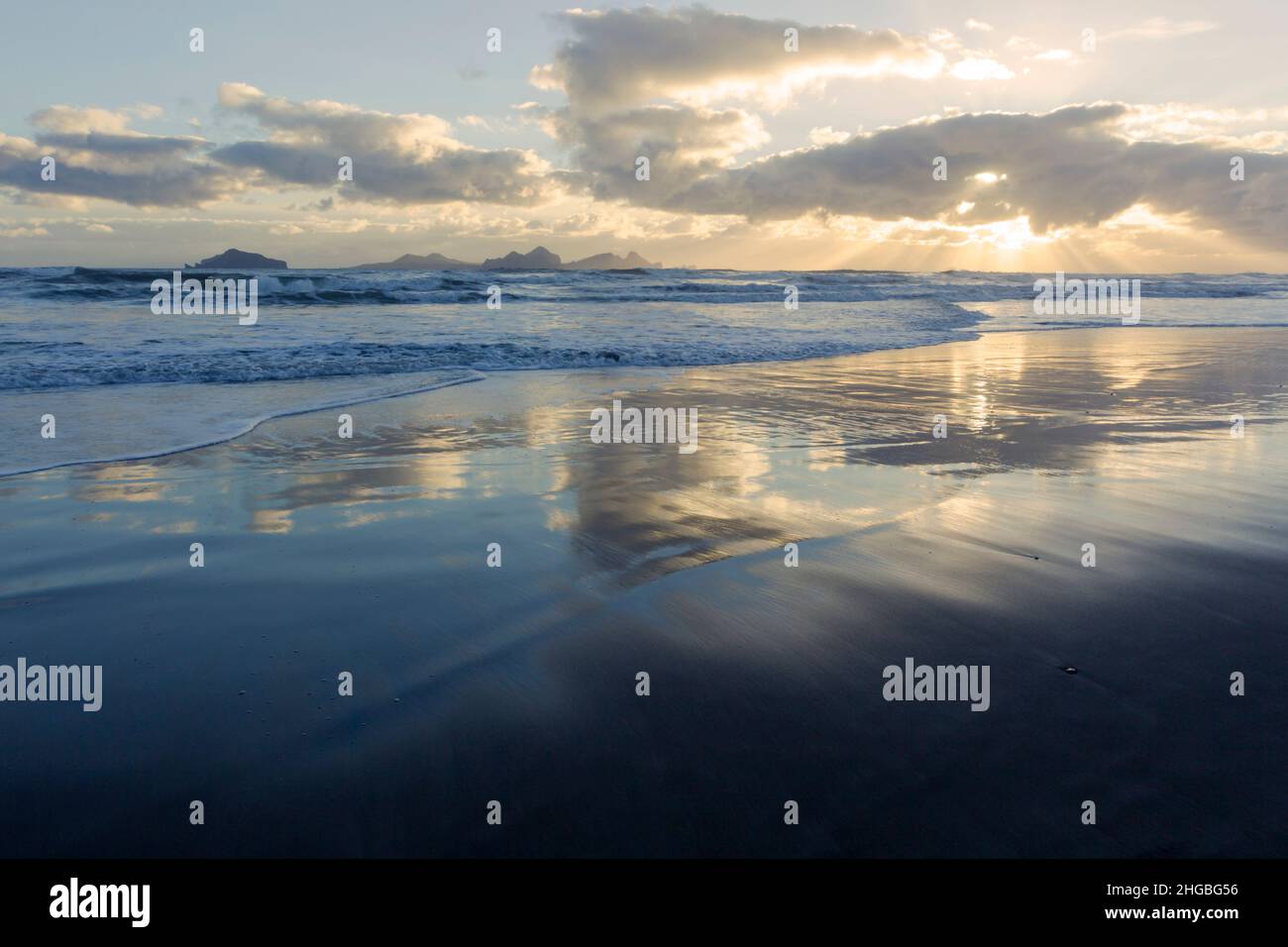 Vista verso le isole Vestmannaeyjar al largo della costa meridionale dell'Islanda sotto le spettacolari nuvole Foto Stock
