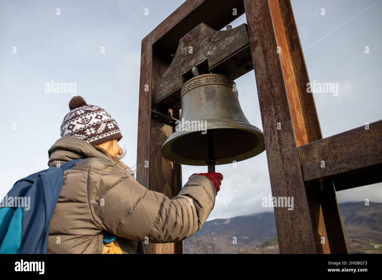 Italia:nell'antico borgo di Pennabilli suona una campana tibetana per l'Unione di due religioni (accanto alla campana ci sono tre mulini di preghiera tibetani) Foto Stock