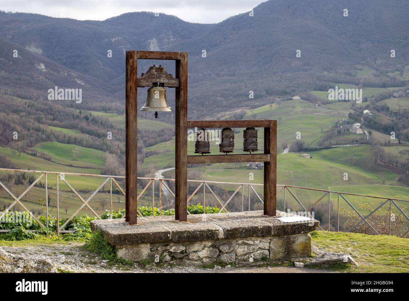 Italia:nell'antico borgo di Pennabilli suona una campana tibetana per l'Unione di due religioni (accanto alla campana ci sono tre mulini di preghiera tibetani) Foto Stock