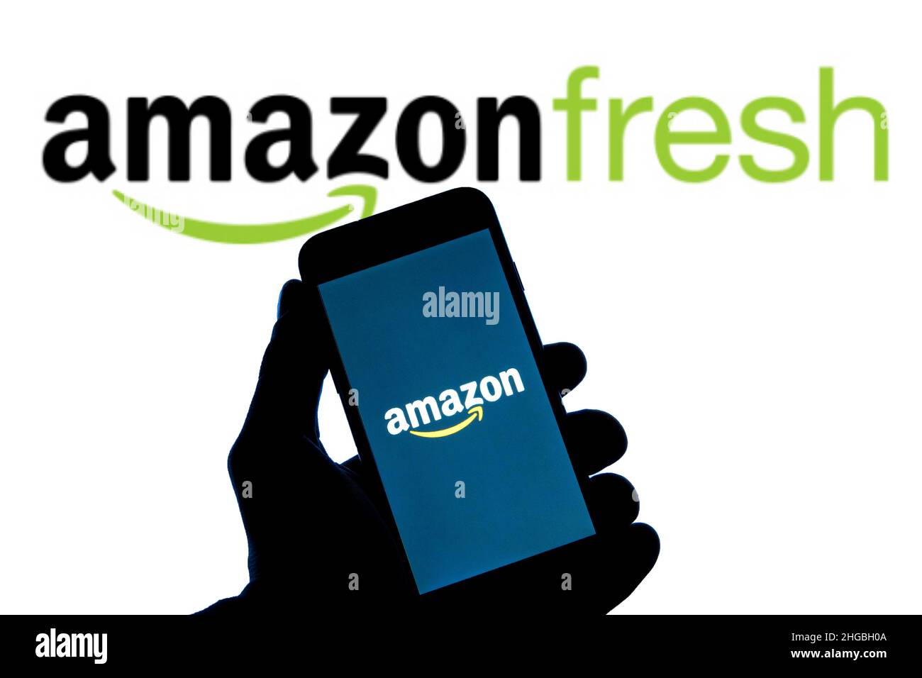 Spagna. 12th Jan 2022. In questa foto è illustrato un logo Amazon  visualizzato su uno smartphone con un logo Amazon Fresh, un marchio Amazon,  sullo sfondo. Credit: SOPA Images Limited/Alamy Live News