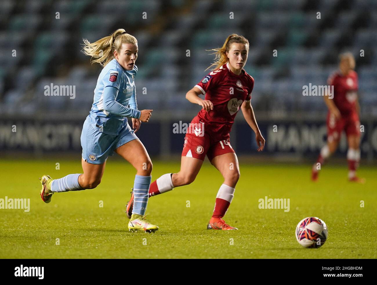 Lauren Hemp di Manchester City (a sinistra) e Jasmine Bull di Bristol City in azione durante la finale della Continental Women's League Cup all'Academy Stadium di Manchester. Data foto: Mercoledì 19 gennaio 2022. Foto Stock