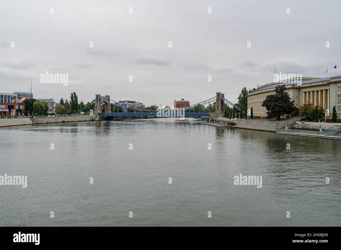 Argine del fiume Oder. Sullo sfondo si trovano la costruzione del Ministero dello sviluppo Regionale (a destra) e il Ponte Grunwald (centro). Foto Stock