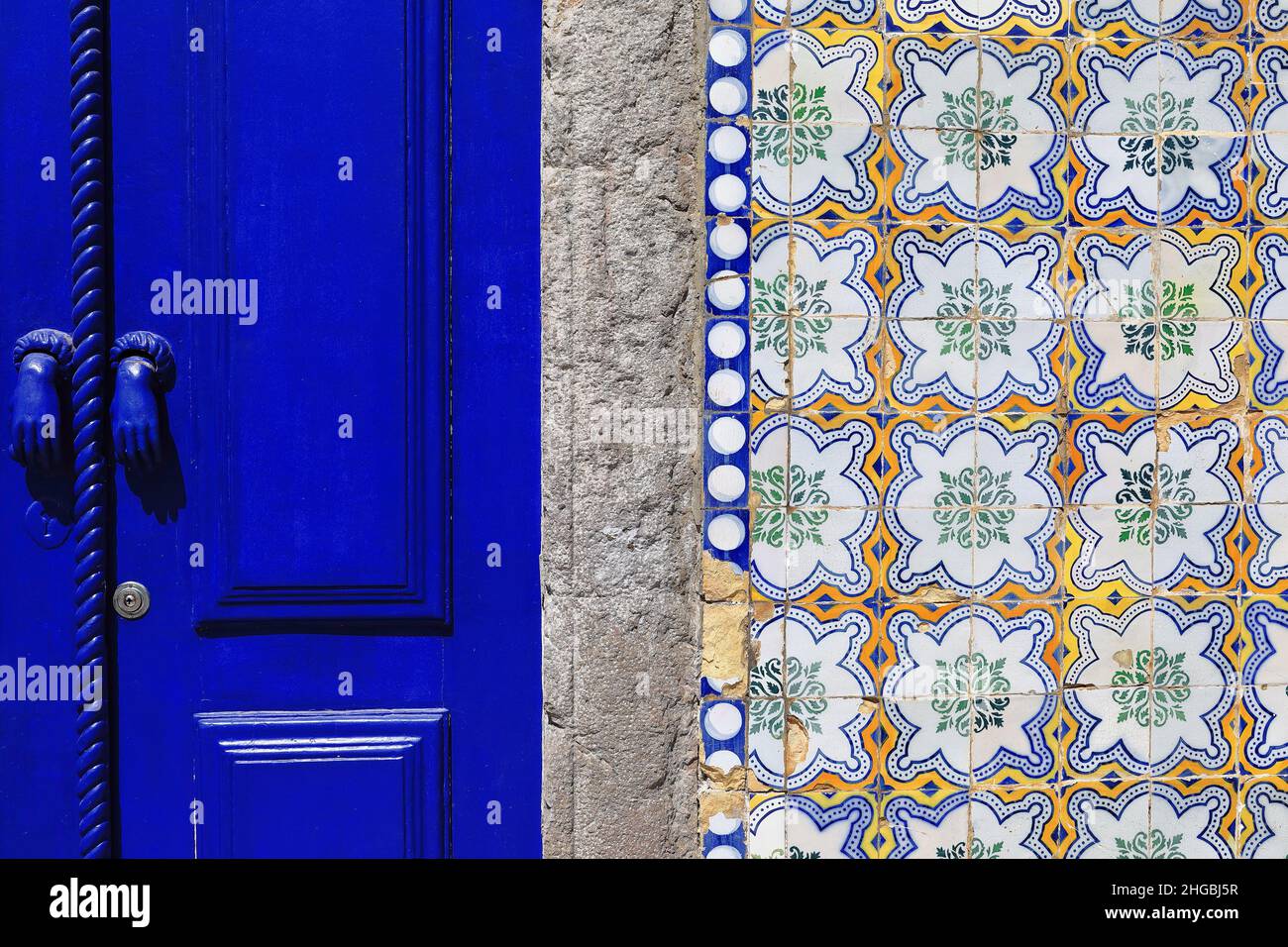Facciata dettaglio-porta blu profondo-piastrelle azulejo portoghese-motivi floreali e geometrici. Tavira-Portogallo-070 Foto Stock