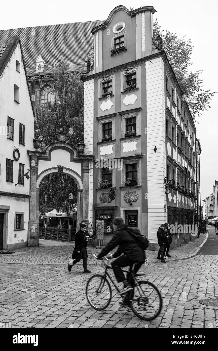 WROCLAW, POLONIA - 14 OTTOBRE 2021: Belle vecchie case nella piazza del mercato medievale. Centro storico. Bianco e nero. Foto Stock