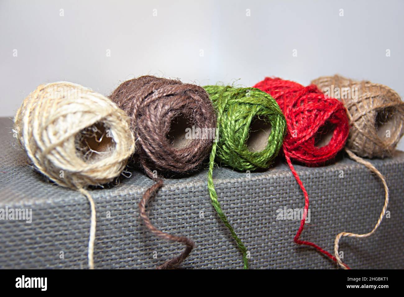 Corda intrecciata a spago o iuta, corda per decorazioni fatte a mano Foto  stock - Alamy