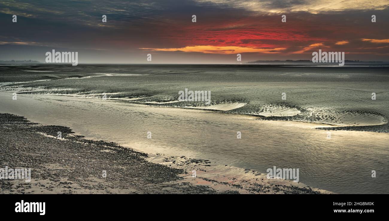 Le Blockhaus du Hourdel, en Baie de Somme au soleil couchant, vestge de la seconde guerre mondiale. Le Crotoy, Saint Valery sur Somme Foto Stock