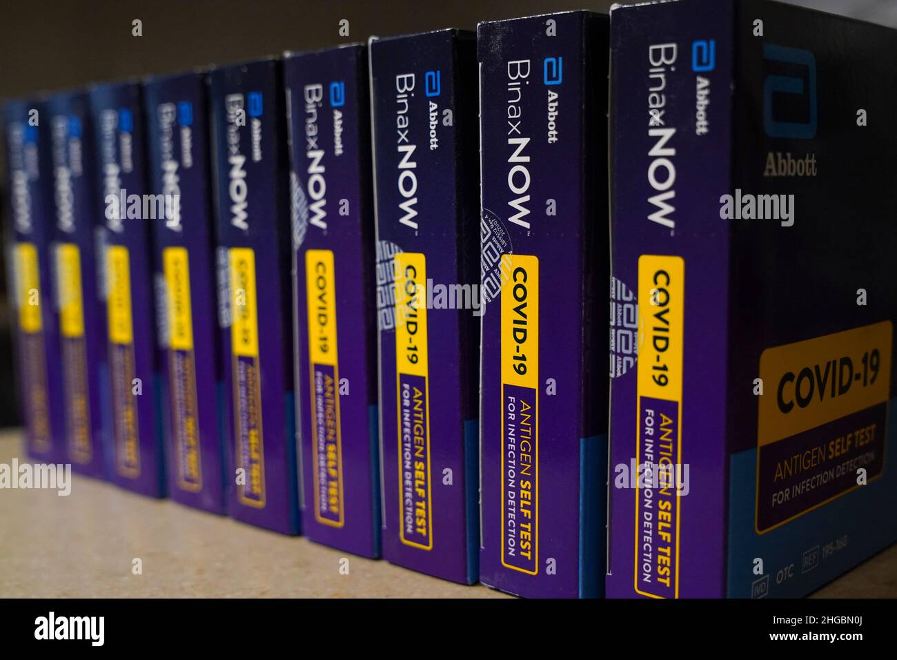 Gennaio 19 2022: Kit di autotest per antigene BinaxNOW COVID-19 di Abbott Laboratories. Foto Stock