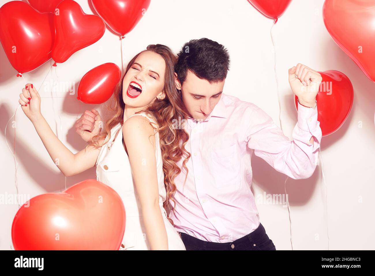 Immagini Stock - Cena Di San Valentino. Uomo Che Sussurra Parole D'amore  Alla Sua Ragazza Felice In Un Appuntamento Romantico Nel Ristorante. Image  139834787