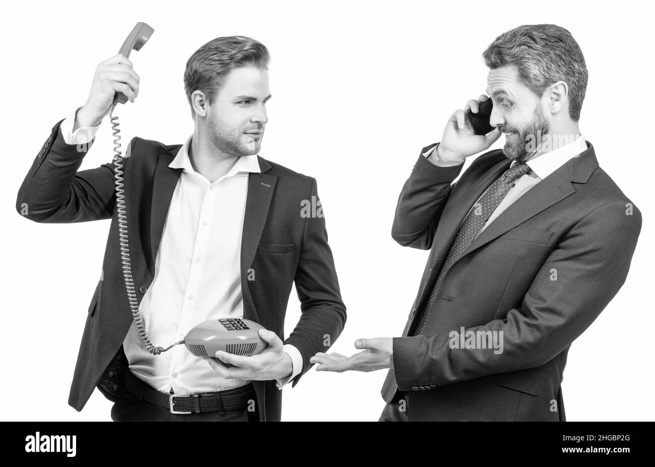 Uomo d'affari che usa il cellulare guardare l'uomo con il telefono. Comunicazione mobile e telefonica Foto Stock