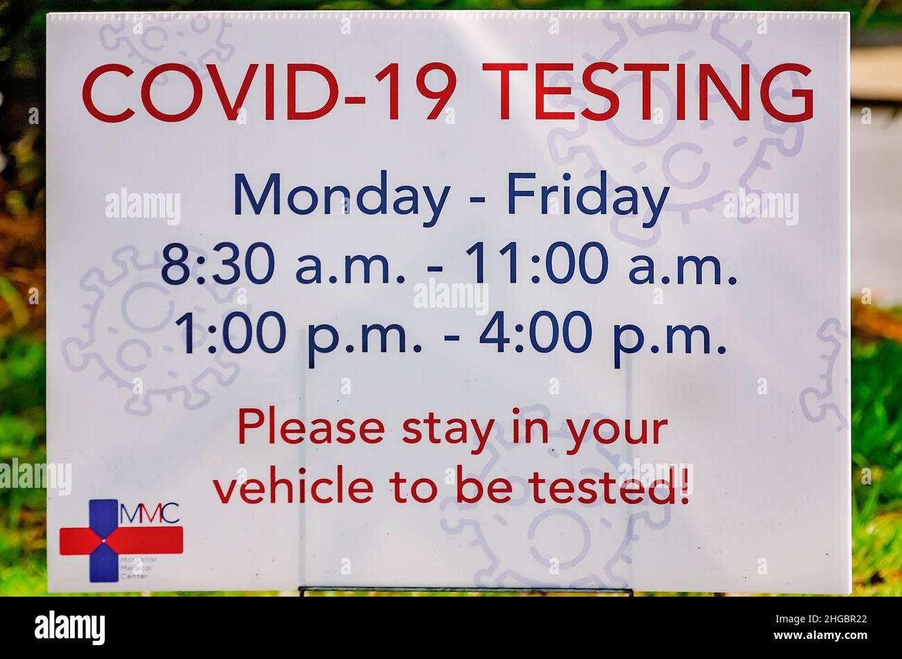 Un cartello indirizza i conducenti a condurre i test COVID-19 presso il Mostellar Medical Center, 13 luglio 2021, a Bayou la Batre, Alabama. Foto Stock