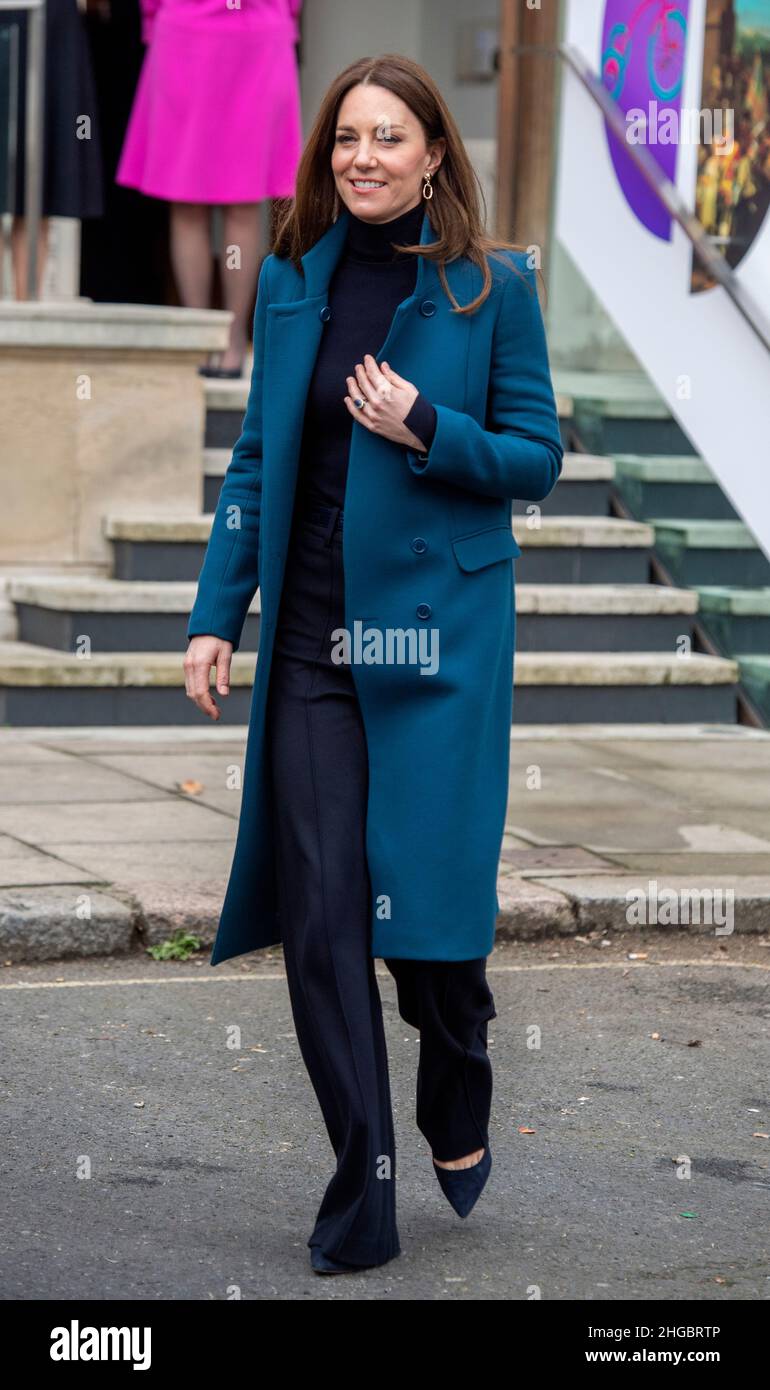 Londra, Inghilterra. 19th gennaio 2022. Catherine, Duchessa di Cambridge, che indossa un cappotto blu, una polo nera e £7 orecchini da Accessorize, visita il Museo del Fondamento di Londra, Inghilterra. Credit: Anwar Hussein il Museo del Fondamento, di cui è patrona la Duchessa di Cambridge, racconta la storia del Fondamento Hospital, la prima associazione di beneficenza per bambini del Regno Unito, fondata nel 1739 come casa per bambini le cui madri non potevano tenerli o curarli. Credit: Anwar Hussein/Alamy Live News Foto Stock