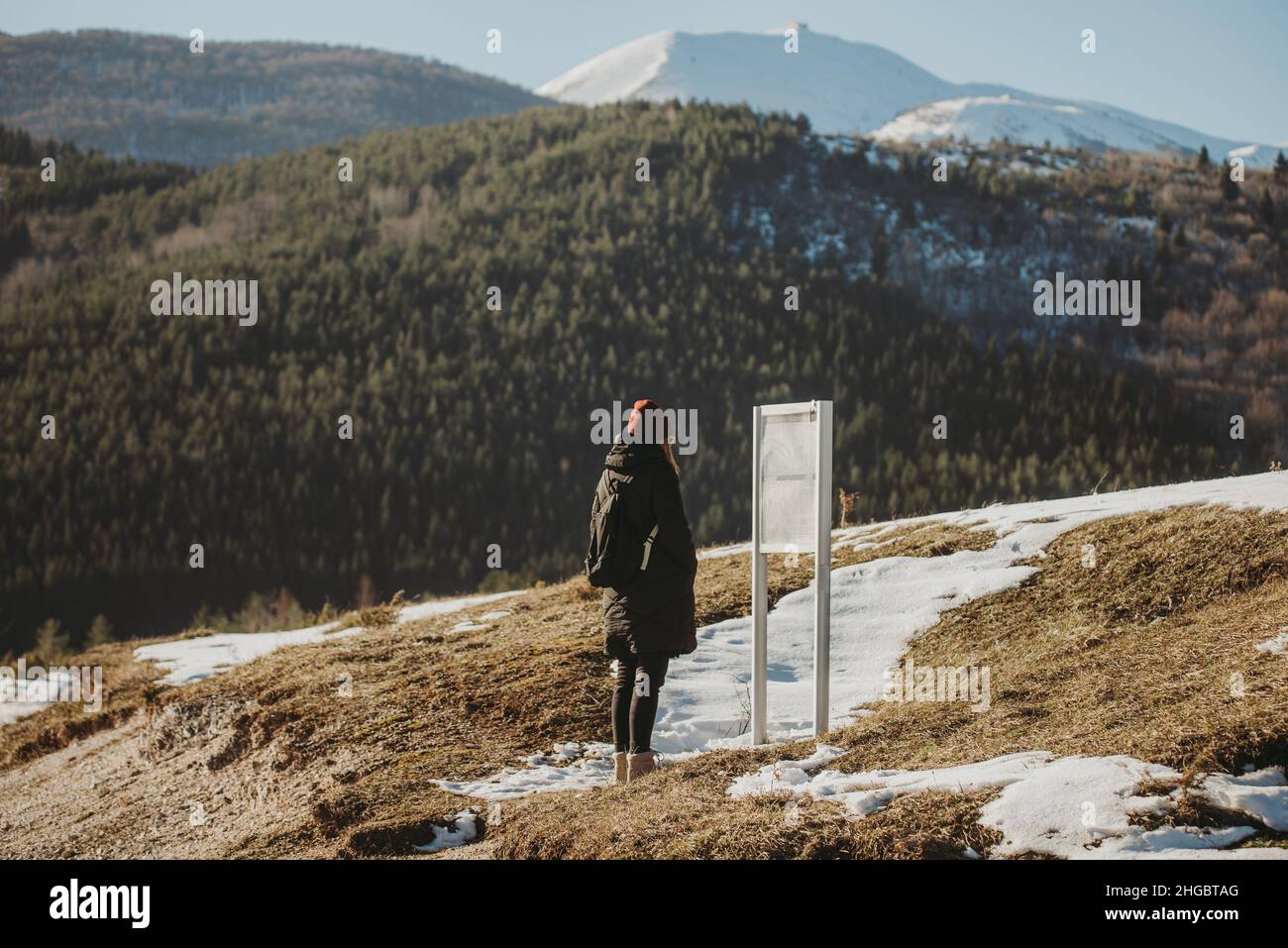 donna escursionista turistico che controlla il percorso del sentiero di montagna a bordo Foto Stock