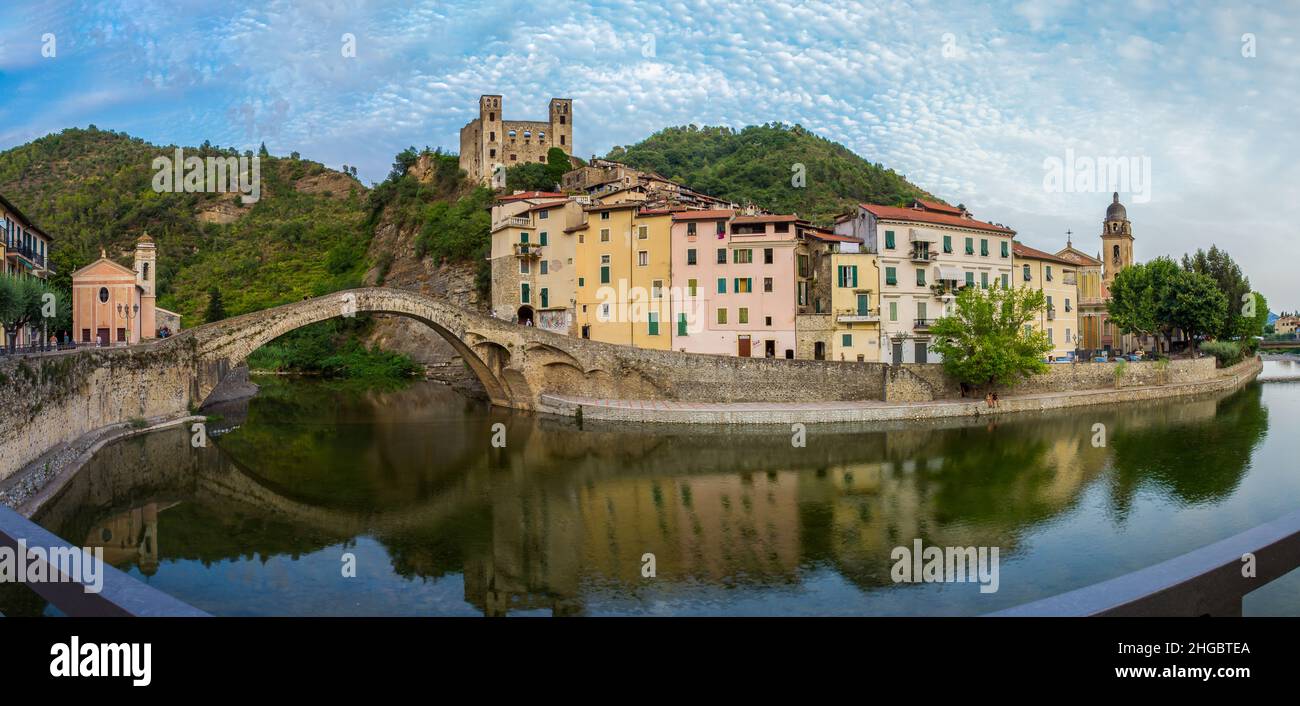 Dolceacqua ,Ventimiglia, provincia Imperia , Liguria ,Italia:Agosto 12,2021.Vista panoramica Castello medievale in Liguria Riviera, Castello dei Doria, Vecchio Foto Stock
