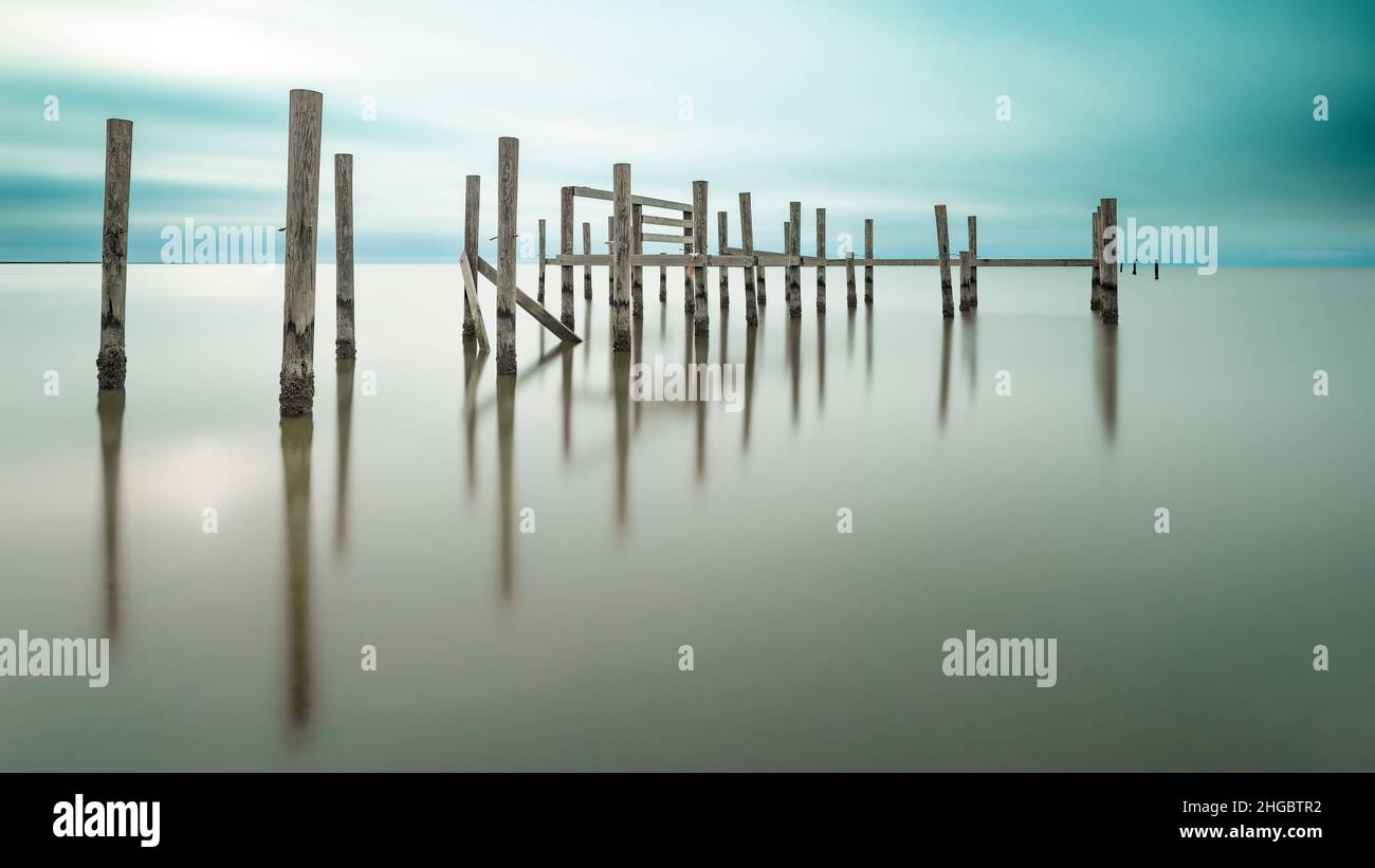 Acqua salata, Pilings, nubi drammatiche, Golfo del Messico, USA Foto Stock