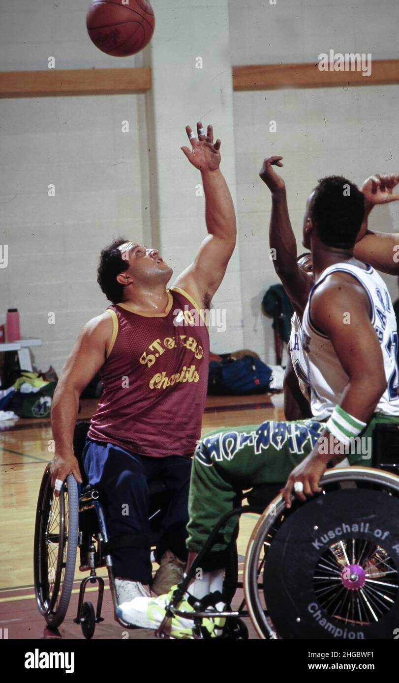 Pasadena, Texas USA: Sport per disabili in un torneo di basket a 28 squadre. ©1995 Bob Daemmrich Foto Stock