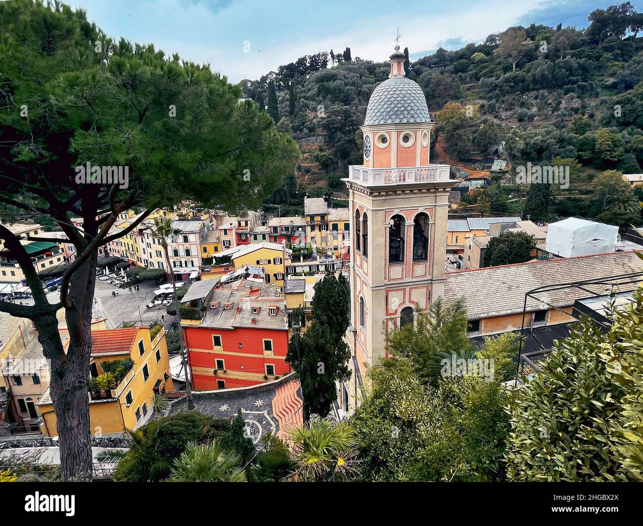 Borgo e chiesa di Portofino, italia, Liguria Foto Stock