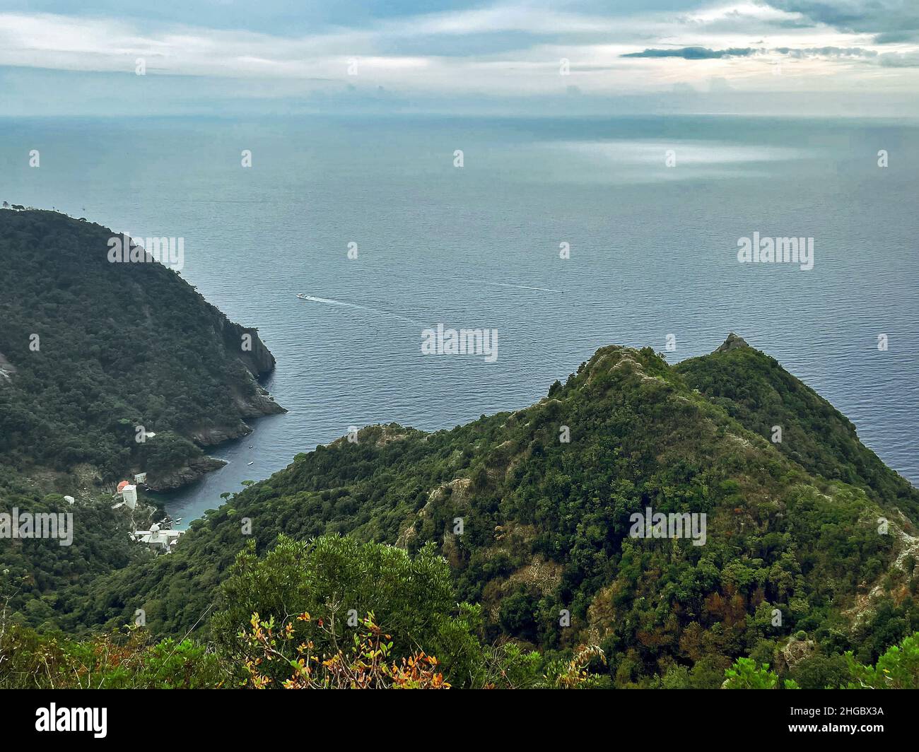 Panorama aereo di San Fruttuoso sul sentiero escursionistico di Portofino, Liguria, Italia Foto Stock