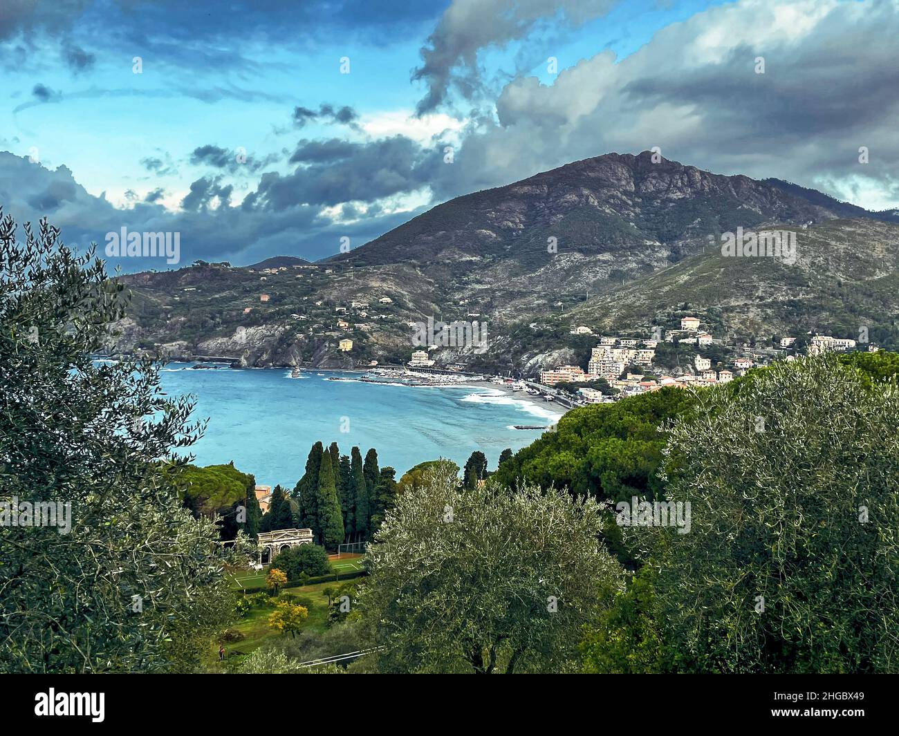 Panorama aereo di Levanto con sentieri per escursioni in cinque terre, Liguria, Italia Foto Stock