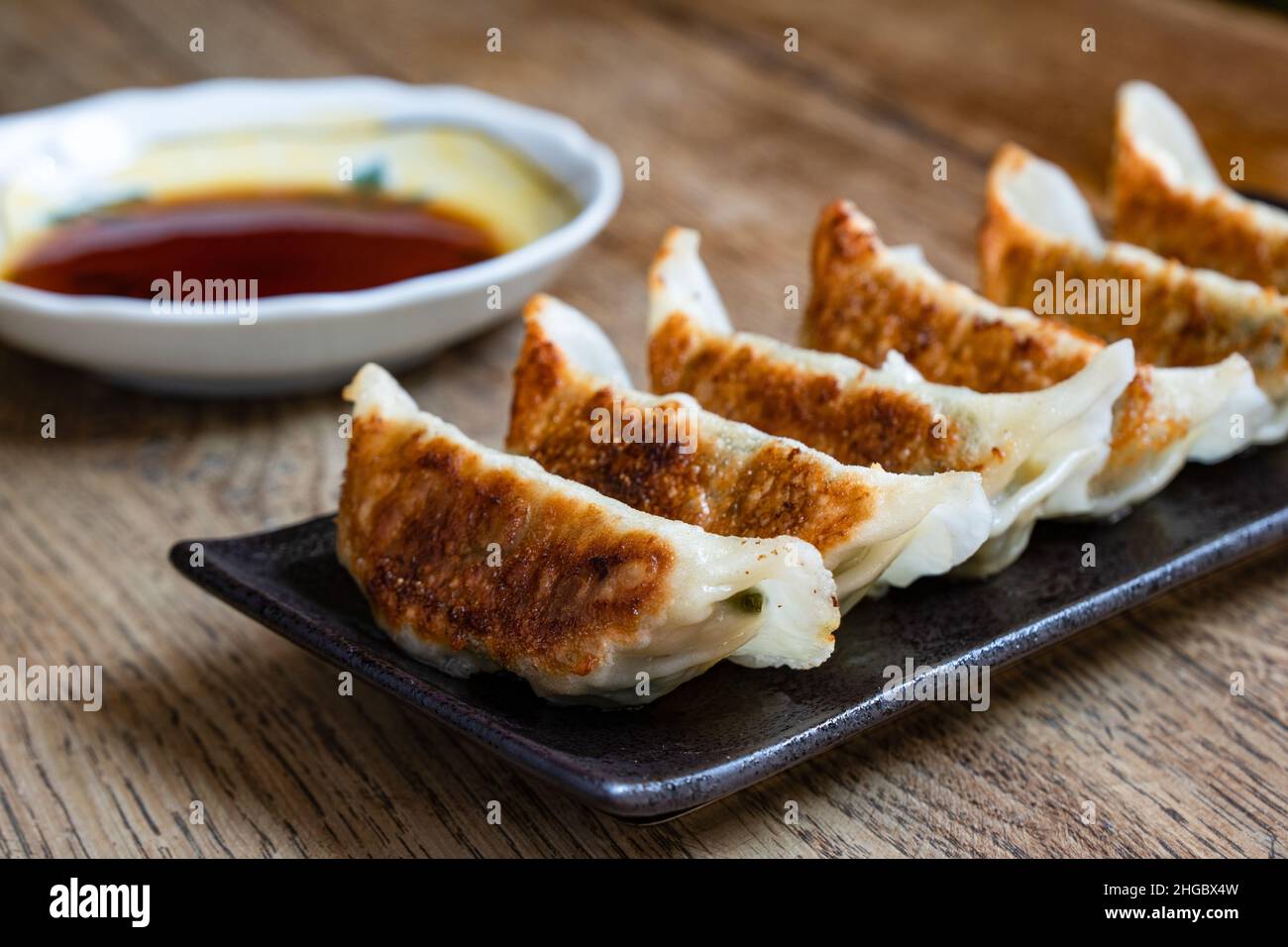 Gyoza, gnocchi giapponesi ripieni di carne o verdure, un adattamento di jiaozi cinesi. Foto Stock