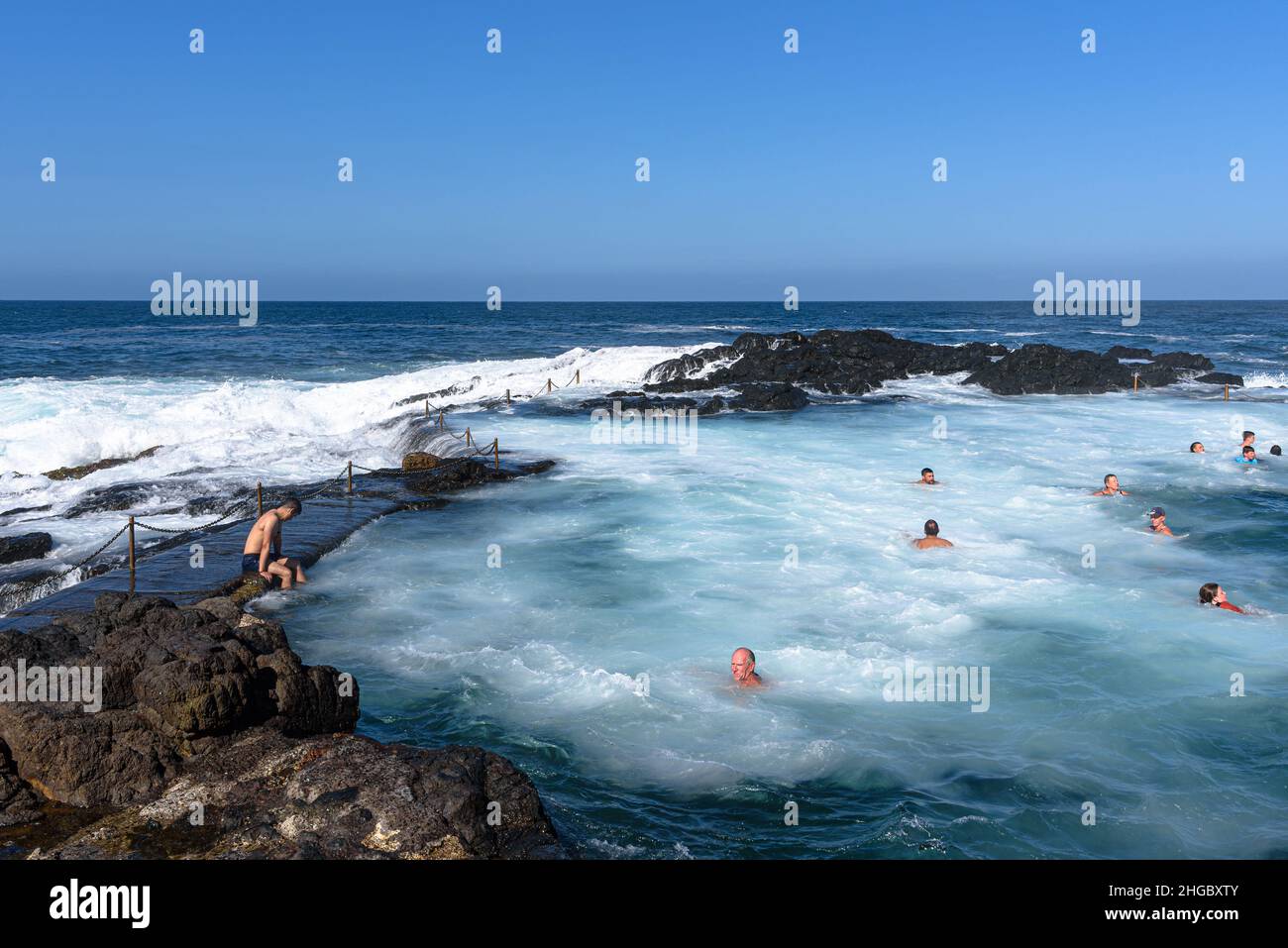 Le onde si infrangono nella Blohole Point Ocean Pool di Kiama Foto Stock