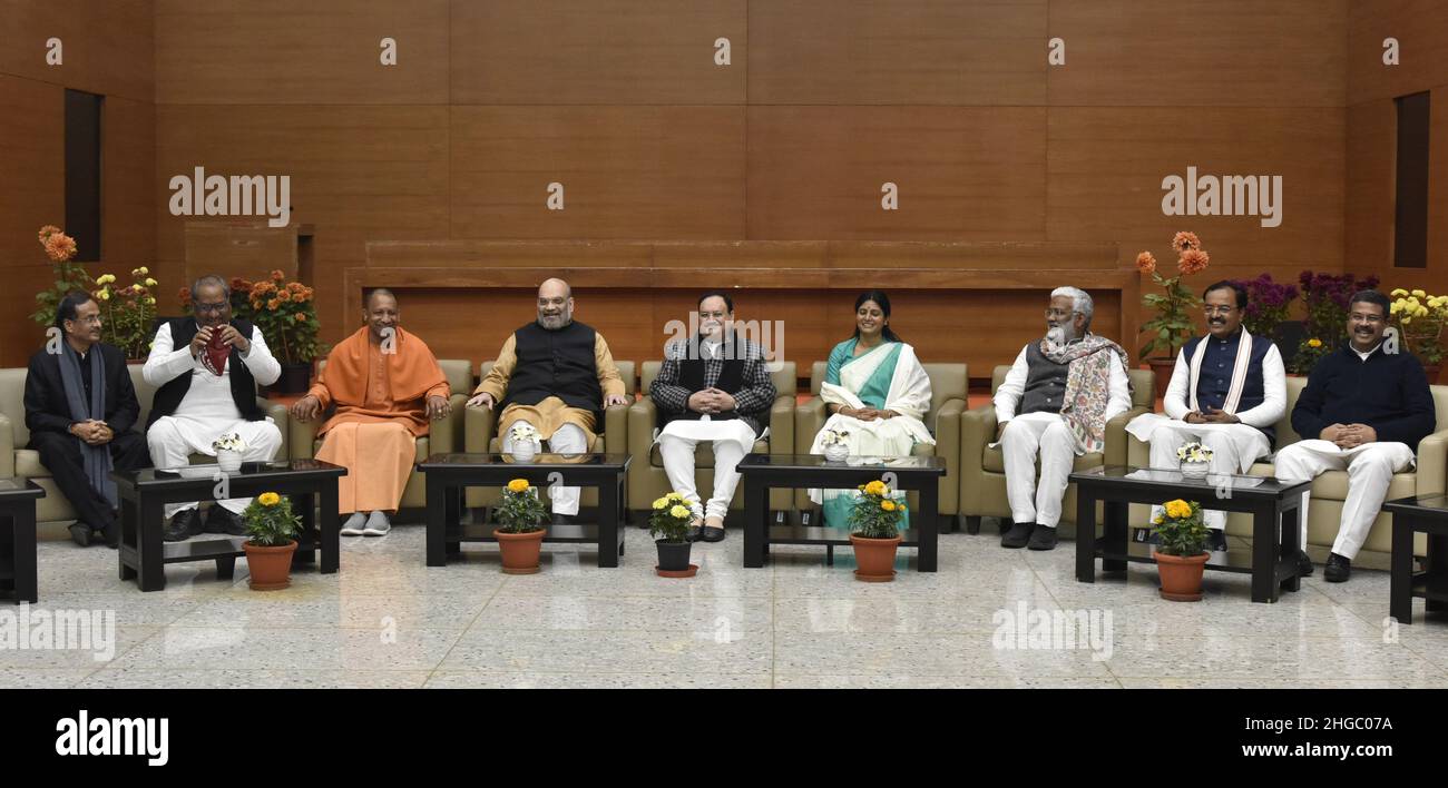 NEW DELHI, INDIA - GENNAIO 19: Il presidente nazionale del BJP JP Nadda, ministro degli Affari interni e della cooperazione Amit Shah, LE elezioni IN CARICA Dharmendra Pradhan, in carica Anurag Thakur, IN CARICA CM Yogi Adityanath, IN SU Keshav Prasad Maurya di Dy CM, Dinesh Sharma e il suo capo di stato del BJP Swatantra Dev Singh con i leader del partito dell'alleanza NDA, il capo del partito Nishad Sanjay Nishad, il presidente di Apna dal Anupriya patel alla sede centrale del BJP il 19 gennaio 2022 a Nuova Delhi, India. Mercoledì il presidente della BJP J P Nadda ha annunciato un'alleanza con Apna dal e Nishad Party, che traggono il loro sostegno principalmente dalla sezione Foto Stock